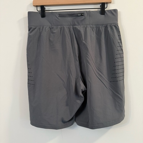 Women’s Under Armour Gray 9 inch inseam Athletic Shorts Lightweight size large - Picture 4 of 6